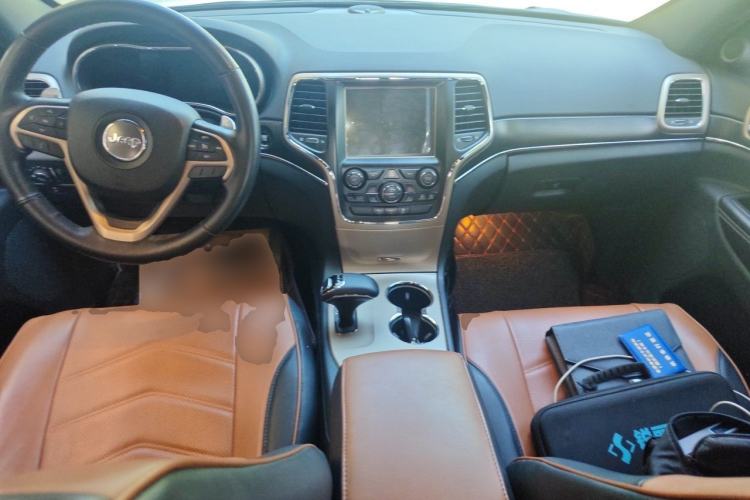 Used Jeep Grand Cherokee 2015 3.0TD Diesel Elite Navigation Edition Center Console