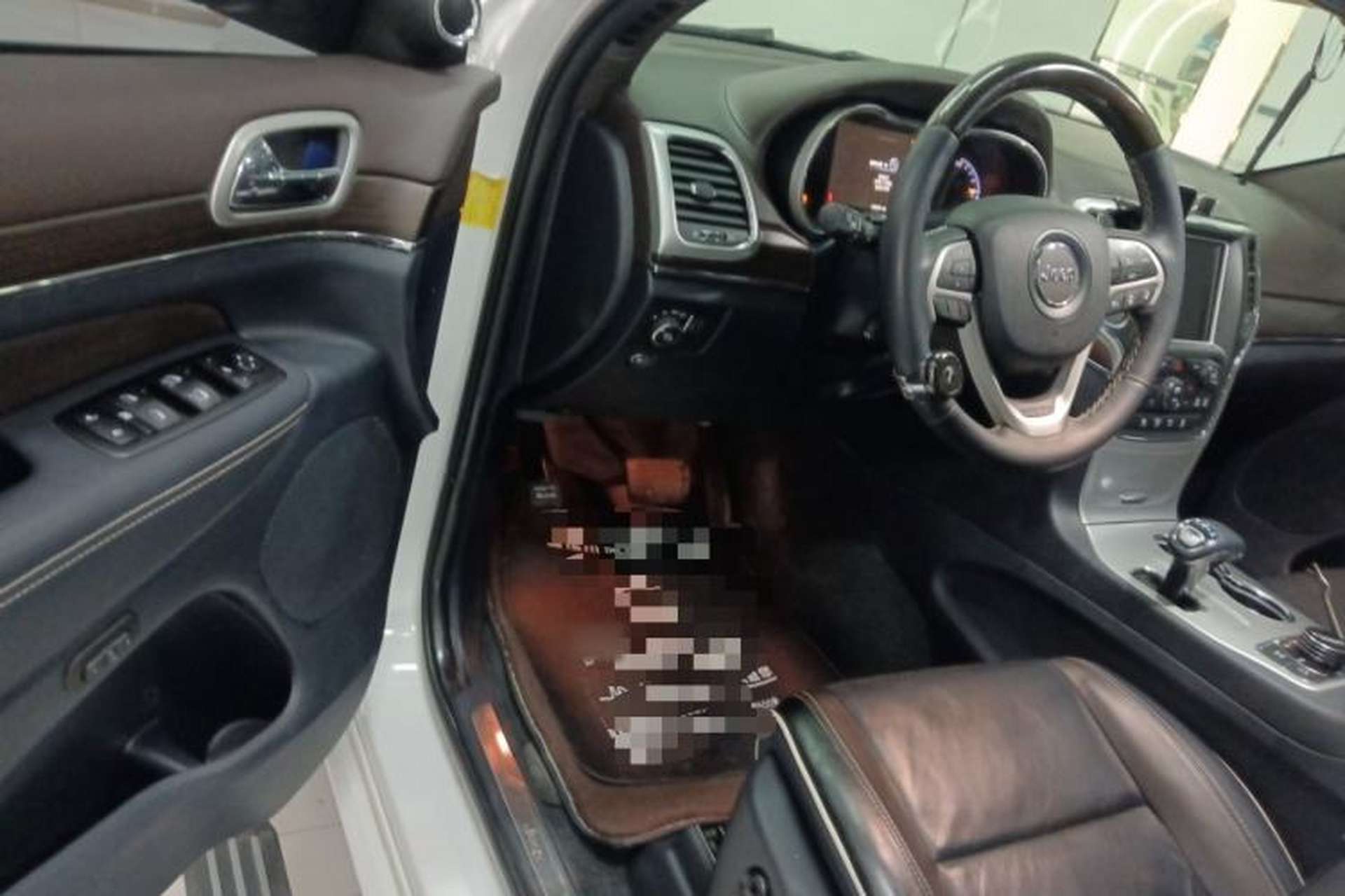 Used Jeep Grand Cherokee 2015 3.6L Luxury Navigation Edition Driver Seat