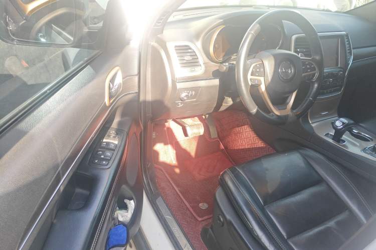 Used Jeep Grand Cherokee 2015 3.0L Comfort Navigation Edition Driver Seat