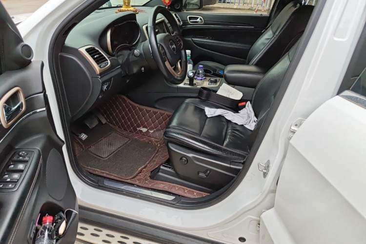 Used Jeep Grand Cherokee 2015 3.0TD Diesel Comfort Navigation Edition Driver Seat