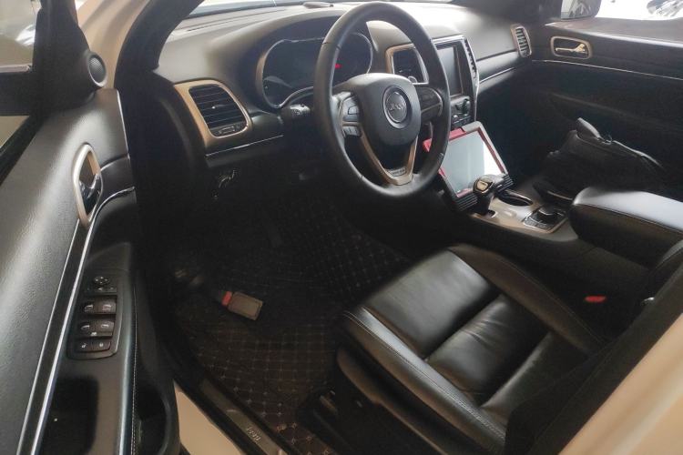 Used Jeep Grand Cherokee 2015 3.0L Comfort Navigation Edition Driver Seat