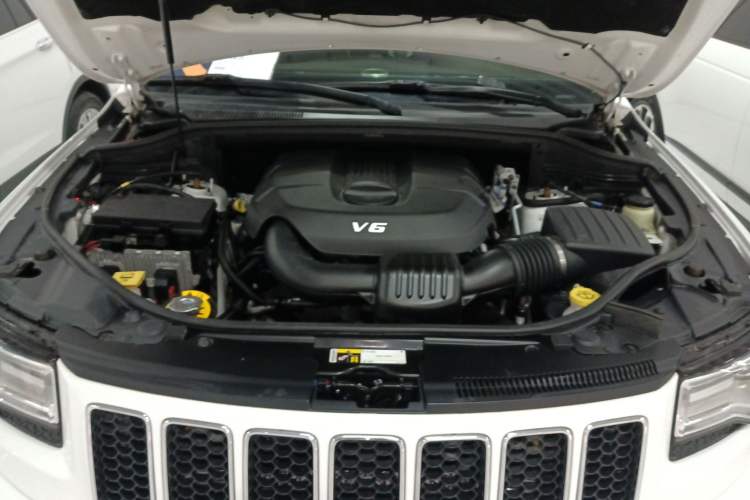 Used Jeep Grand Cherokee 2015 3.6L Luxury Navigation Edition Engine Bay