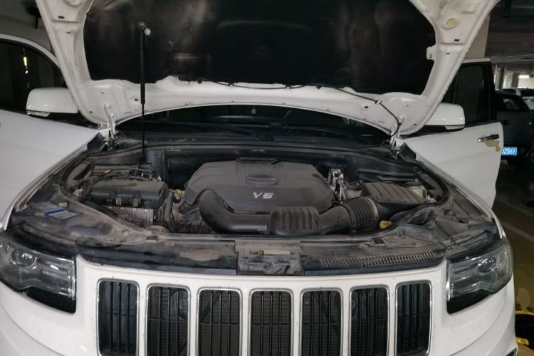 Used Jeep Grand Cherokee 2015 3.0L Elite Navigation Edition Engine Bay