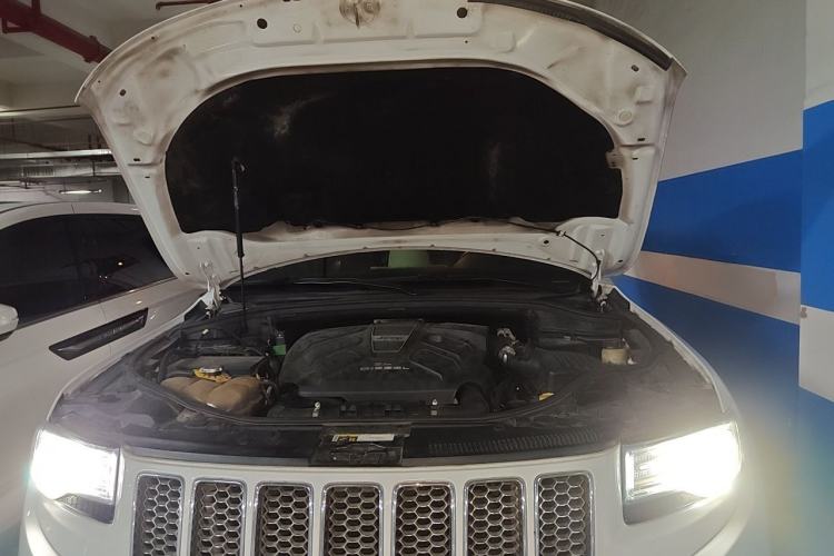 Used Jeep Grand Cherokee 2015 3.0TD Diesel Elite Navigation Edition Engine Bay