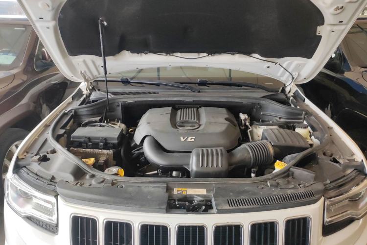 Used Jeep Grand Cherokee 2015 3.0L Comfort Navigation Edition Engine Bay