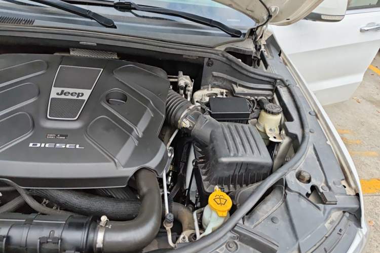 Used Jeep Grand Cherokee 2015 3.0TD Diesel Comfort Navigation Edition Engine Bay Left