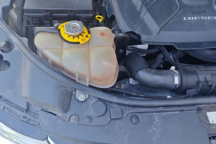 Used Jeep Grand Cherokee 2015 3.0TD Diesel Elite Navigation Edition Engine Bay Right