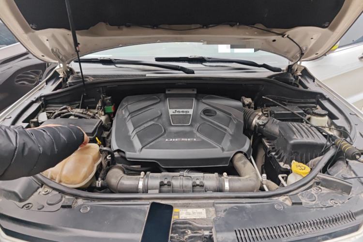 Used Jeep Grand Cherokee 2015 3.0TD Diesel Comfort Navigation Edition Engine Bay