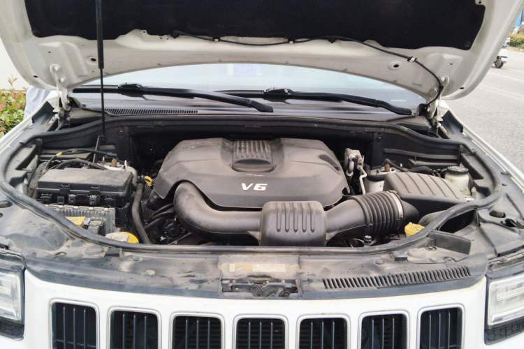 Used Jeep Grand Cherokee 2015 3.0L Elite Navigation Edition Engine Bay