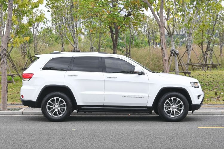Used Jeep Grand Cherokee 2015 3.0L Comfort Navigation Edition Exterior 6