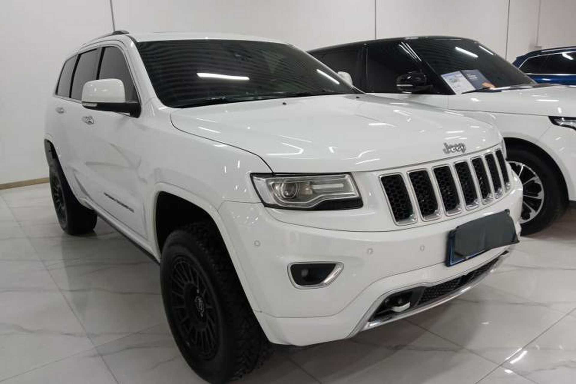 Used Jeep Grand Cherokee 2015 3.6L Luxury Navigation Edition Front Right 45 Deg