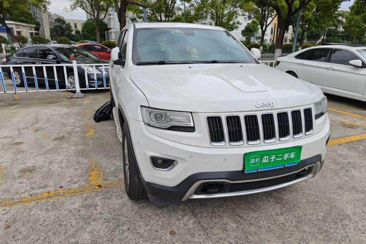 Used Jeep Grand Cherokee 2015 3.0TD Diesel Comfort Navigation Edition Front Right 45 Deg