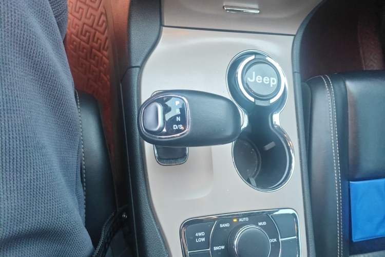 Used Jeep Grand Cherokee 2015 3.0L Comfort Navigation Edition Gear Lever