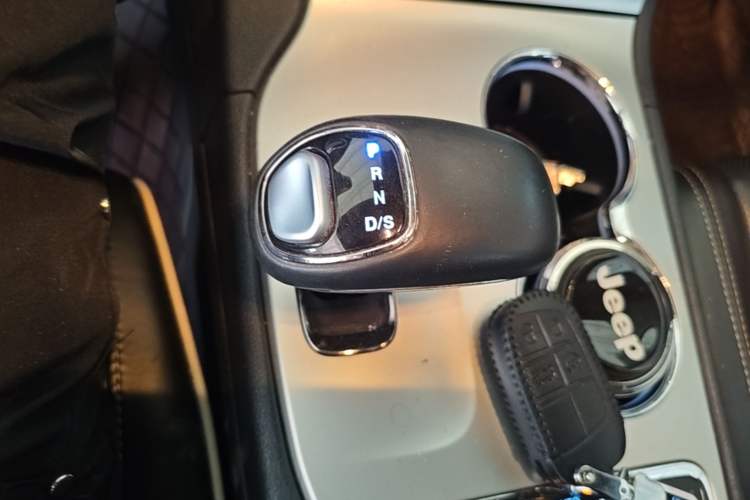 Used Jeep Grand Cherokee 2015 3.6L Luxury Navigation Edition Gear Lever