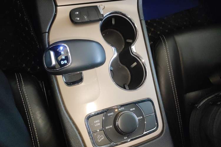 Used Jeep Grand Cherokee 2015 3.0L Comfort Navigation Edition Gear Lever
