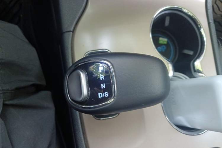 Used Jeep Grand Cherokee 2015 3.0L Comfort Navigation Edition Gear Lever