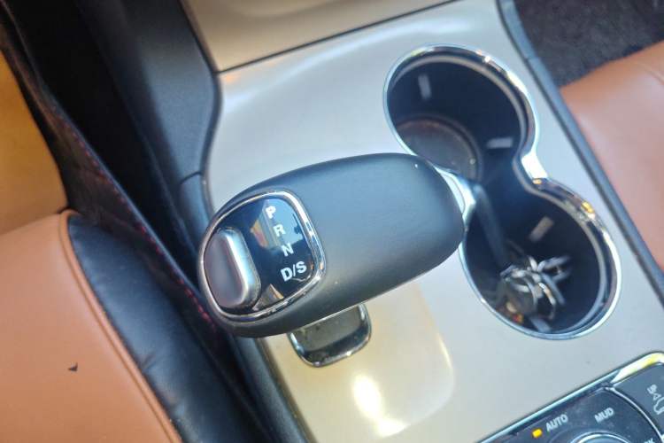 Used Jeep Grand Cherokee 2015 3.0TD Diesel Elite Navigation Edition Gear Lever