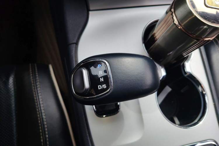 Used Jeep Grand Cherokee 2015 3.6L Luxury Navigation Edition Gear Lever