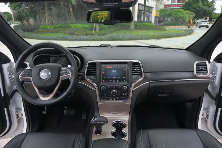 Used Jeep Grand Cherokee 2015 3.0L Comfort Navigation Edition Interior 1