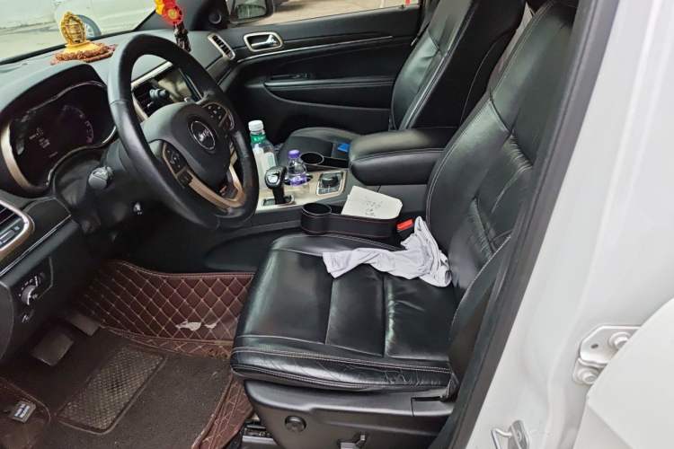 Used Jeep Grand Cherokee 2015 3.0TD Diesel Comfort Navigation Edition Left Front Seat