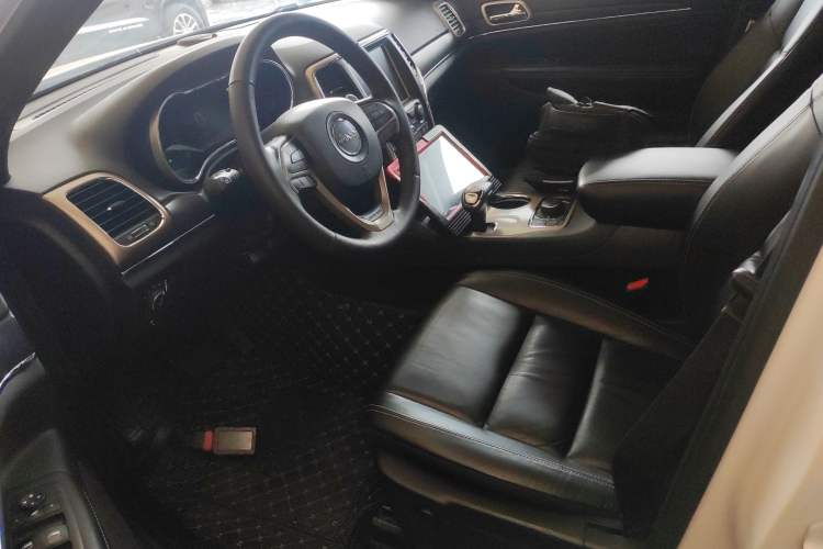 Used Jeep Grand Cherokee 2015 3.0L Comfort Navigation Edition Left Front Seat