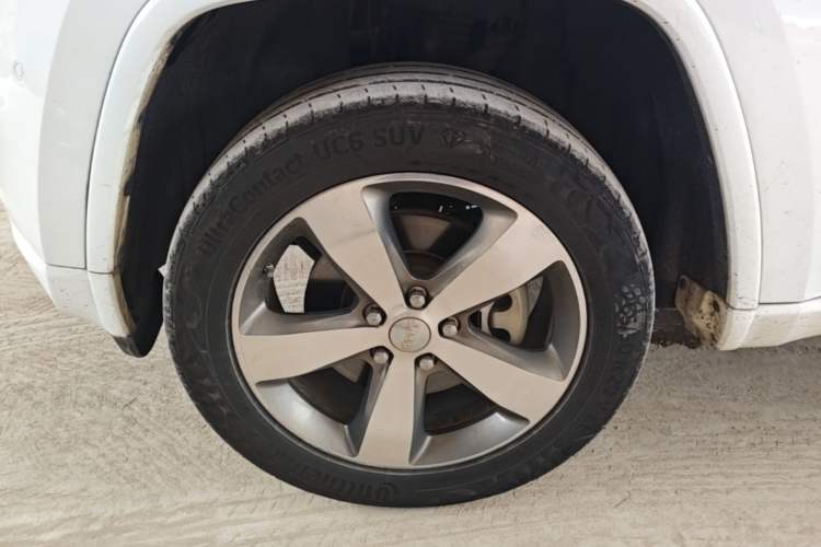 Used Jeep Grand Cherokee 2015 3.6L Luxury Navigation Edition Left Front Wheel Hub