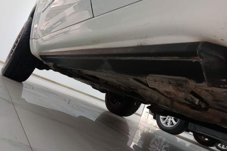 Used Jeep Grand Cherokee 2015 3.6L Luxury Navigation Edition Left Side Sill