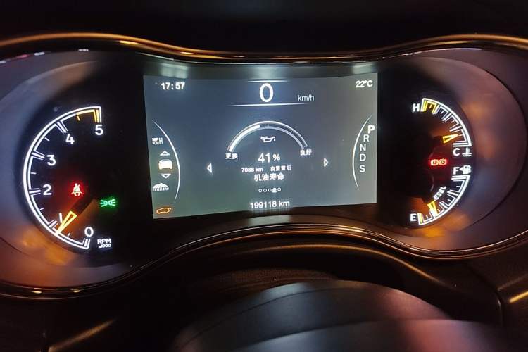 Used Jeep Grand Cherokee 2015 3.0TD Diesel Elite Navigation Edition Odometer Close Up