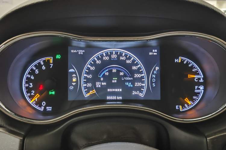 Used Jeep Grand Cherokee 2015 3.0L Comfort Navigation Edition Odometer Close Up