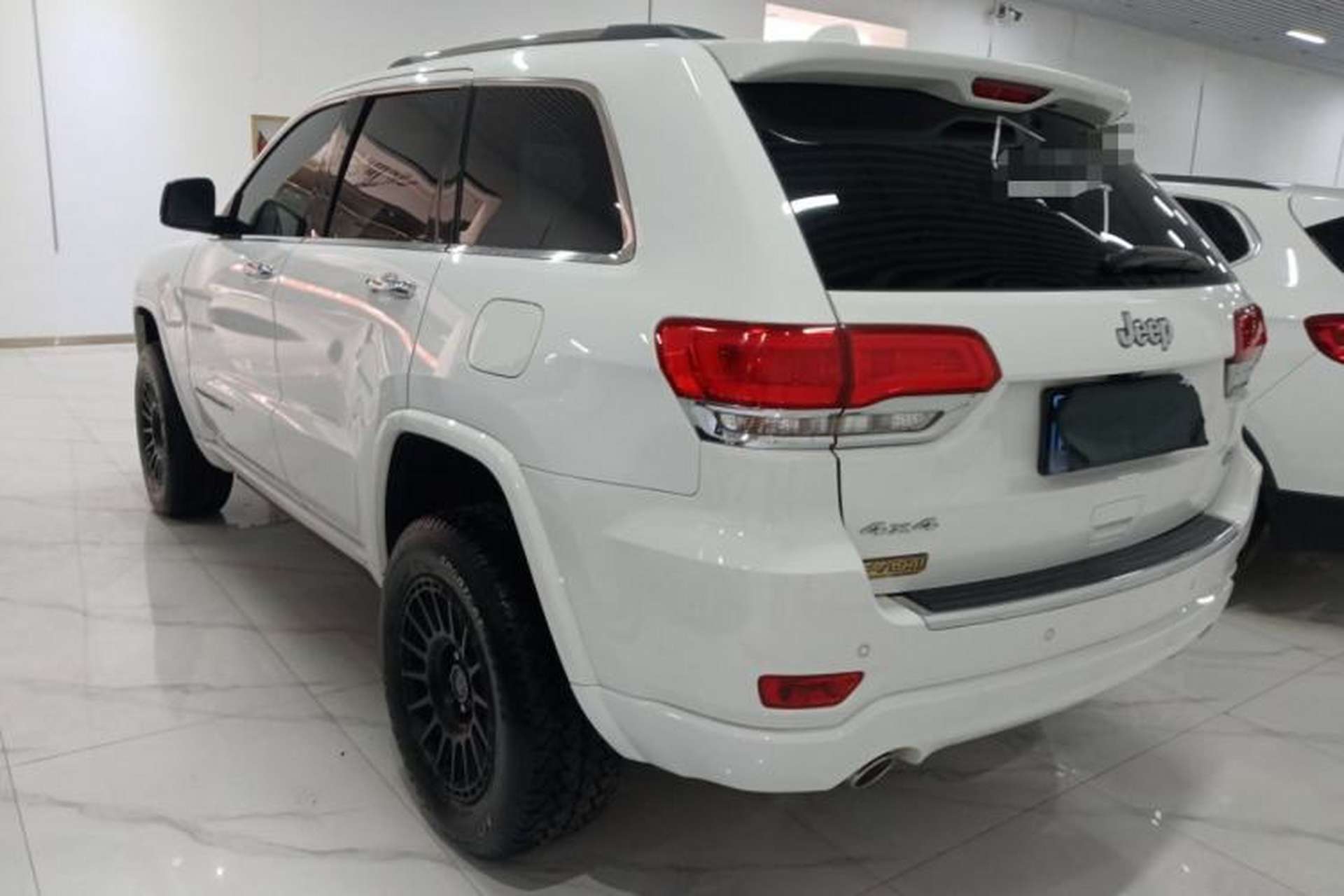 Used Jeep Grand Cherokee 2015 3.6L Luxury Navigation Edition Rear Left 45 Deg
