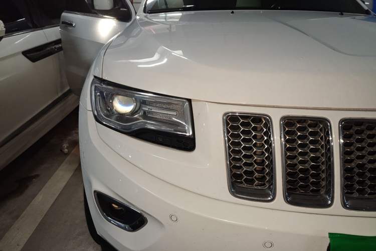 Used Jeep Grand Cherokee 2015 3.0TD Diesel Elite Navigation Edition Right Front Headlight