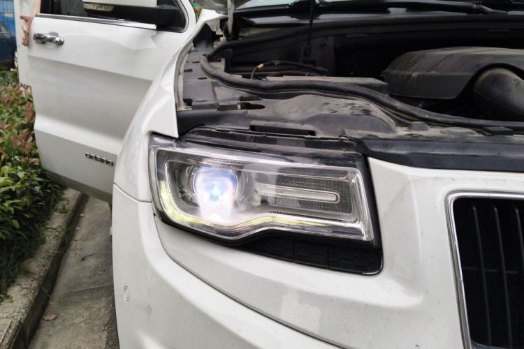 Used Jeep Grand Cherokee 2015 3.0L Elite Navigation Edition Right Front Headlight