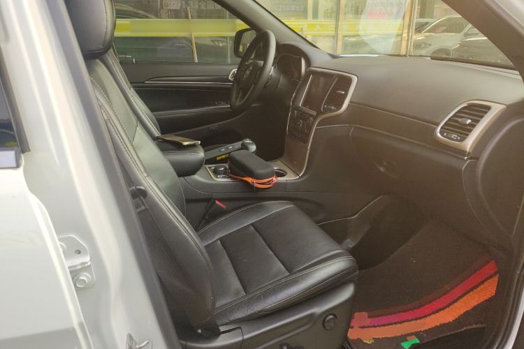 Used Jeep Grand Cherokee 2015 3.0L Elite Navigation Edition Right Front Seat