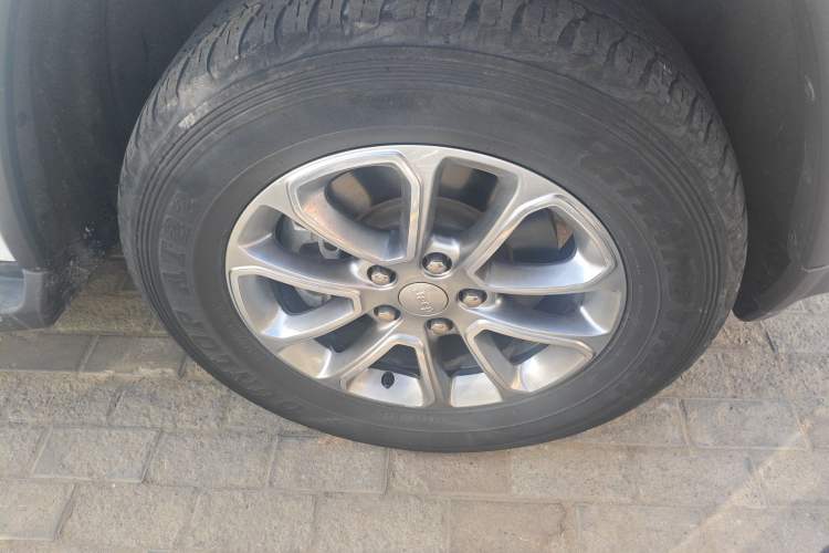 Used Jeep Grand Cherokee 2015 3.0L Comfort Navigation Edition Right Front Wheel Hub