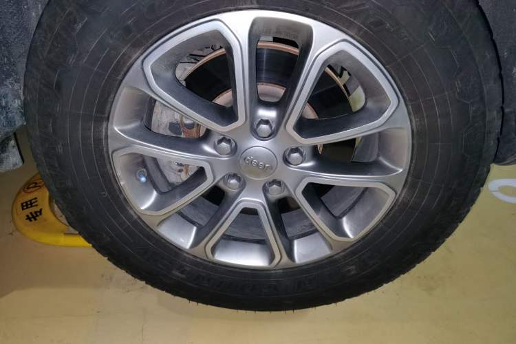 Used Jeep Grand Cherokee 2015 3.0L Elite Navigation Edition Right Front Wheel Hub