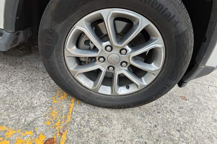 Used Jeep Grand Cherokee 2015 3.0TD Diesel Comfort Navigation Edition Right Front Wheel Hub