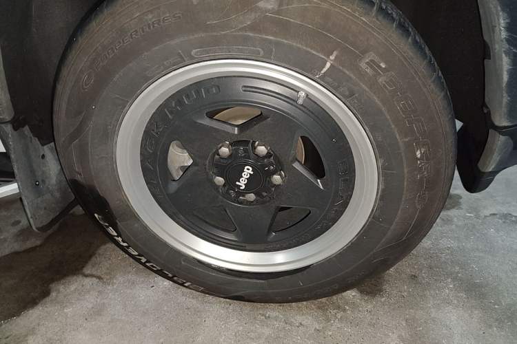 Used Jeep Grand Cherokee 2015 3.0TD Diesel Elite Navigation Edition Right Front Wheel Hub