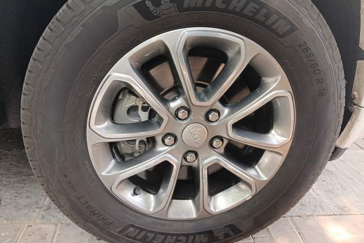 Used Jeep Grand Cherokee 2015 3.0L Comfort Navigation Edition Right Front Wheel Hub