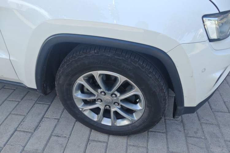 Used Jeep Grand Cherokee 2015 3.0TD Diesel Elite Navigation Edition Right Front Wheel Hub