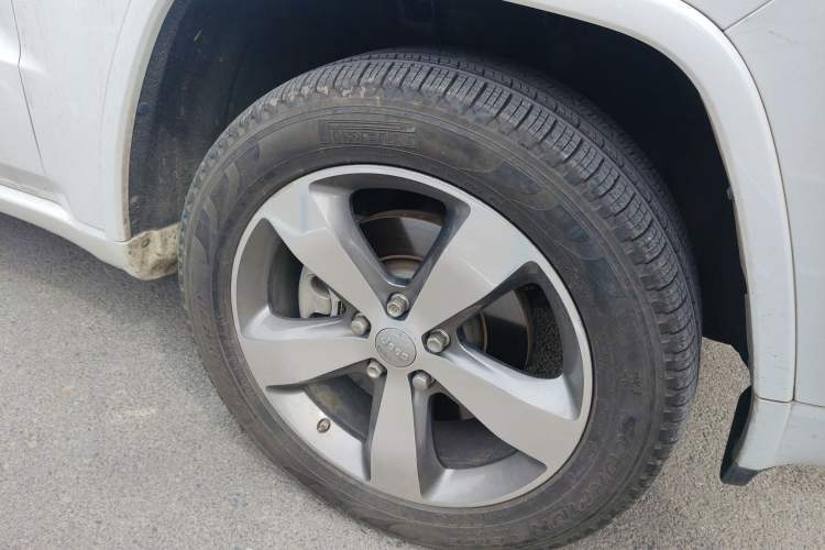Used Jeep Grand Cherokee 2015 3.6L Luxury Navigation Edition Right Front Wheel Hub