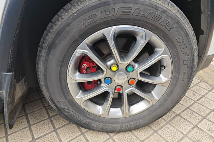 Used Jeep Grand Cherokee 2015 3.0TD Diesel Comfort Navigation Edition Right Front Wheel Hub