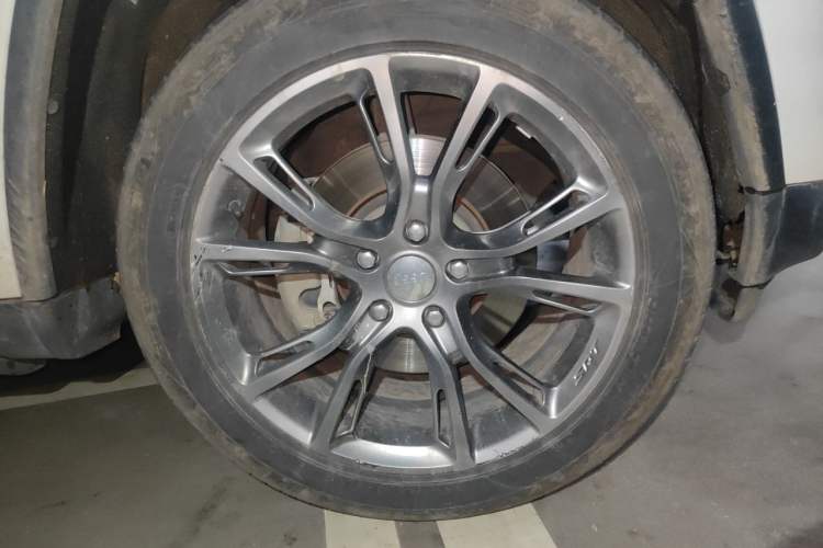 Used Jeep Grand Cherokee 2015 3.6L Elite Navigation Edition Right Front Wheel Hub