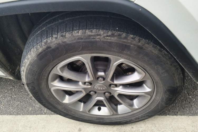 Used Jeep Grand Cherokee 2015 3.0L Elite Navigation Edition Right Front Wheel Hub