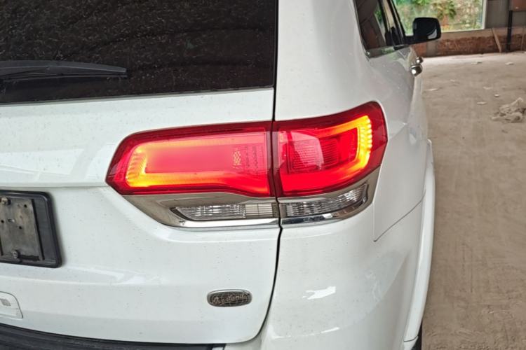 Used Jeep Grand Cherokee 2015 3.6L Luxury Navigation Edition Right Rear Taillight