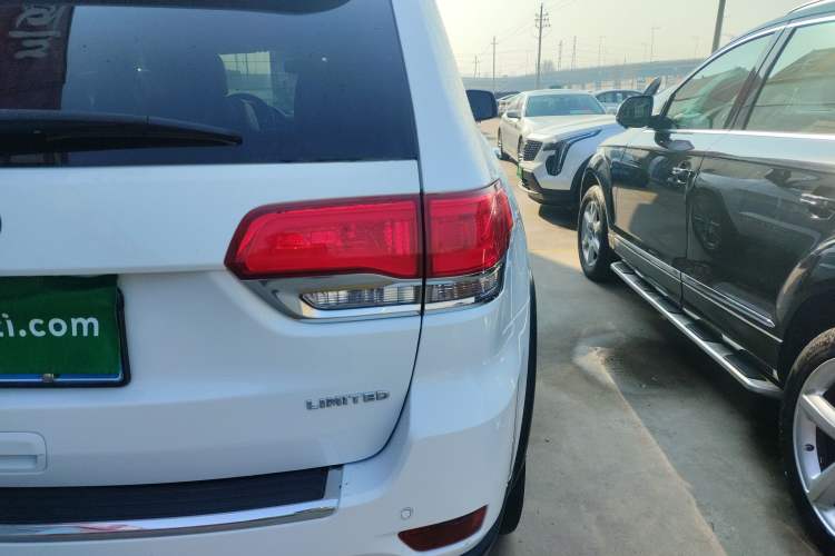 Used Jeep Grand Cherokee 2015 3.0L Elite Navigation Edition Right Rear Taillight