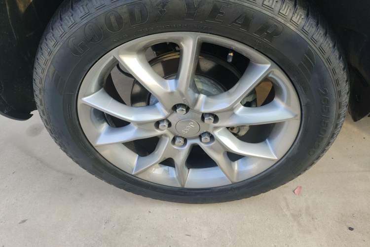 Used Jeep Grand Cherokee 2015 3.0L Elite Navigation Edition Right Rear Wheel Hub