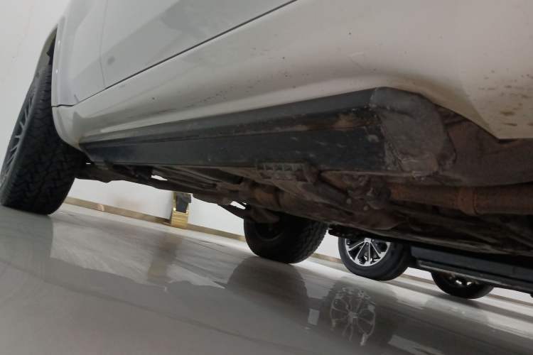 Used Jeep Grand Cherokee 2015 3.6L Luxury Navigation Edition Right Side Sill