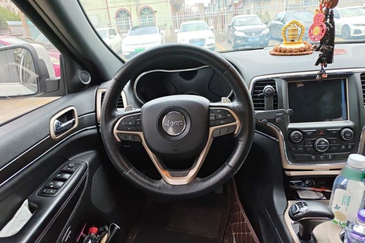 Used Jeep Grand Cherokee 2015 3.0TD Diesel Comfort Navigation Edition Steering Wheel