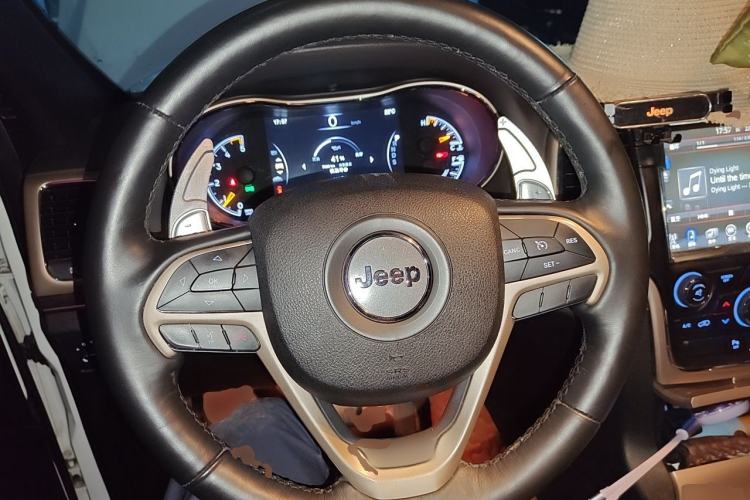 Used Jeep Grand Cherokee 2015 3.0TD Diesel Elite Navigation Edition Steering Wheel