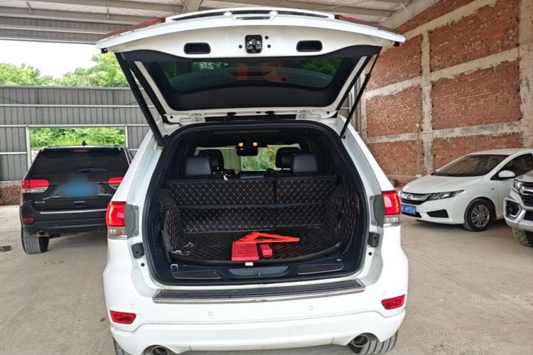 Used Jeep Grand Cherokee 2015 3.6L Luxury Navigation Edition Trunk